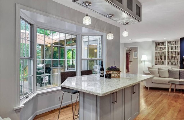 Extra Large Home w/Chefs Kitchen Near UofI