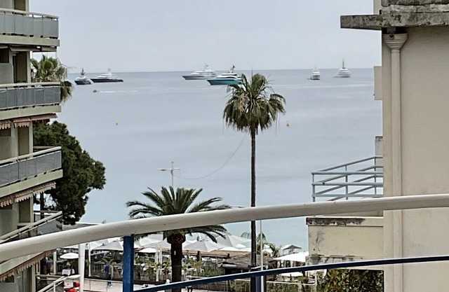 F2 50 m from the sandy beach