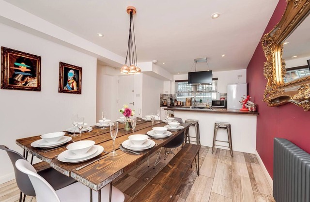 Fab city centre pad within the busy and vibrant Kemp Town area of Brighton with sea views.