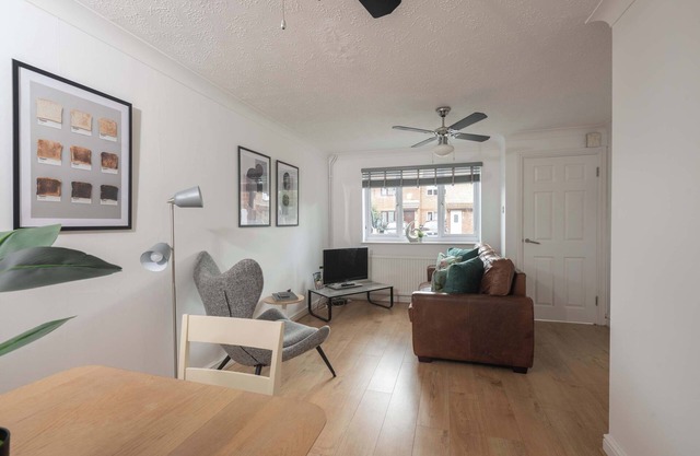 Fabulous 2 Bedroom House with Parking in Taunton