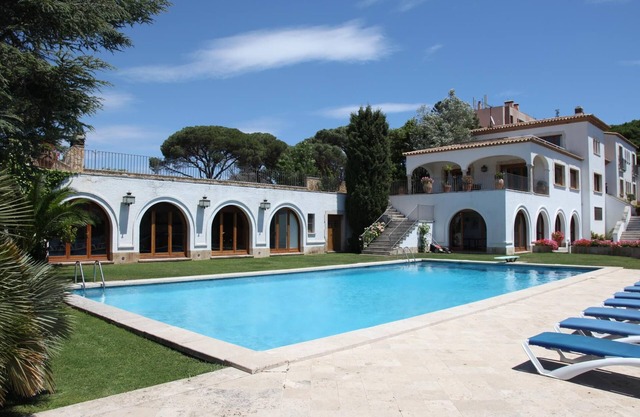 Fabulous Villa with private swimming pool of 25 x10 m