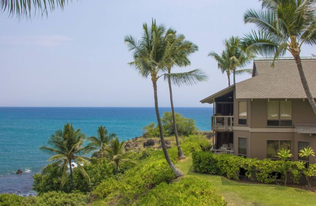Fabulous Kona oceanfront 5 bedrooms for 12!