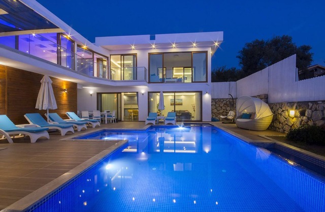 Fabulous Villa for 7 with Secluded Outdoor, Heated Indoor Pool, & Sauna