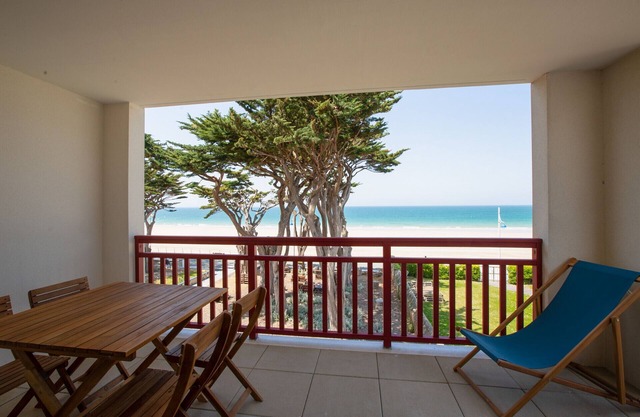 Facing the sea, lovely flat for 8