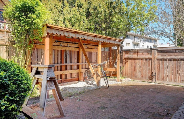 Fairfield Estate Coach House, close to Cook Street Village by Victoria Prime!