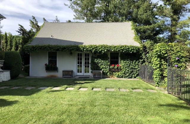 Fairfield In-Town/Beach Area "Story-Book" Cottage with Pool