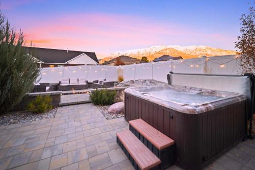 Fall Family Retreat with Custom Sauna Theatre Lux MTN Spa Pool and Poker tables Stocked Kitchen and MORE