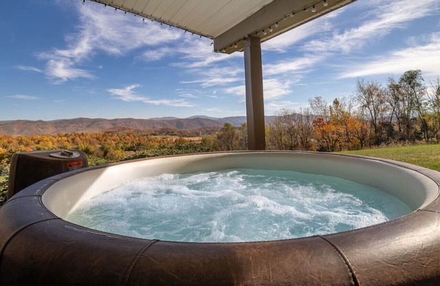 Fall Foliage Views + Hot Tub Escape near WLU & VMI at Sunrise Ridge