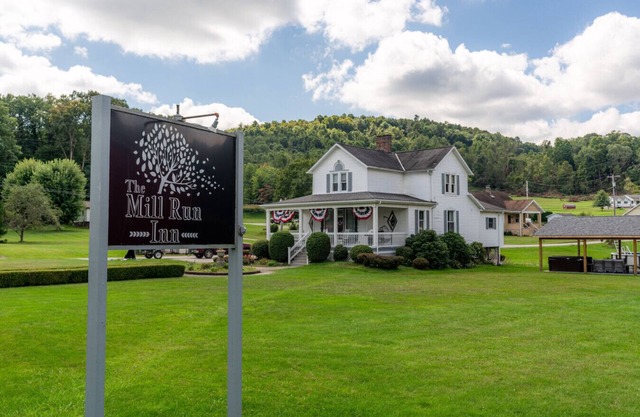 Fall Getaway Mill Run Inn: Sleeps 12 · 5BR 5BA · Hot Tub Fire Pit Grill Pool