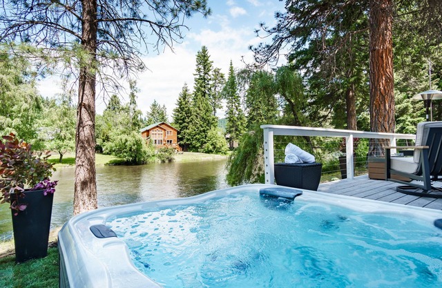 FALL getaway with hot tub and view! Snuggle inside.Come relax…Enjoy!