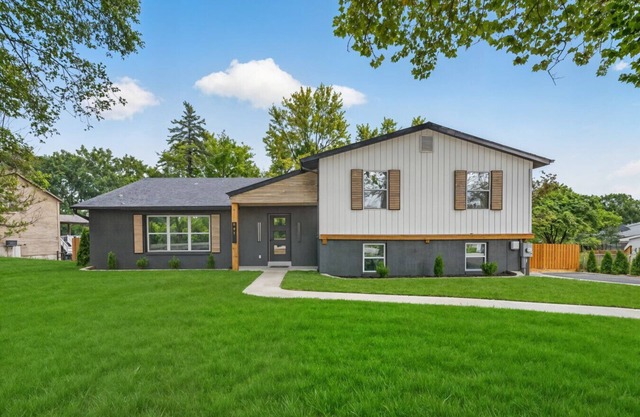 FALL SALE NOW | Private |Game Rm | Hot Tub | .67 acres |