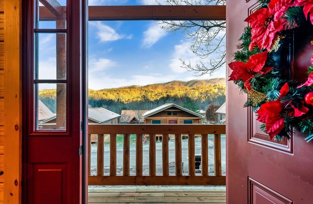 Fall Specials! View Cabin, Fast WIFI, Multicade, Pool Table, Private Hot Tub!