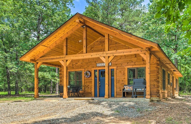 'Falling Star' Eagletown Cabin w/Hot Tub: Pets OK