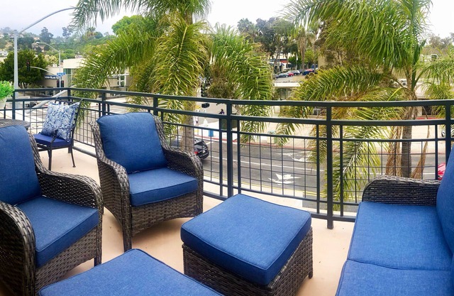 #FallSpecials 1 Bedroom Apt. in The Heart of La Jolla Village/Walk To Everything