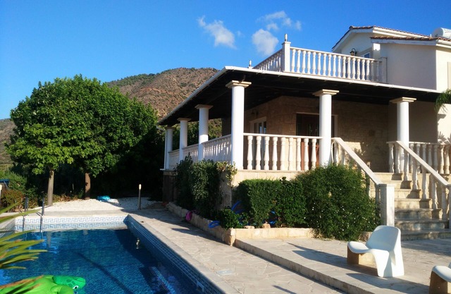 family and couple friendly with great sea views, minutes walk