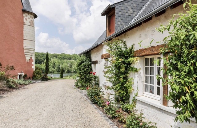 Family and pet friendly cottage with lake view, garden and access to castle pool