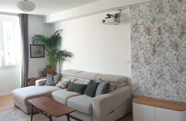 Family apartment sleeps 6, 13 minutes' walk from the beach