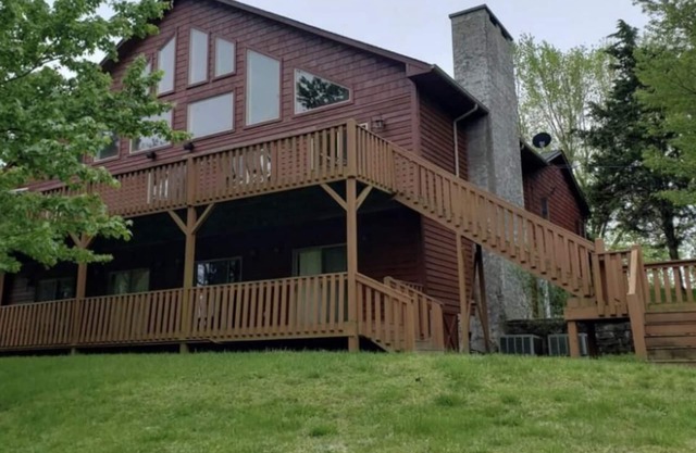 Family Cabin with Hot Tub & Game room. 8.3 miles from Appalachian Ski Mt.