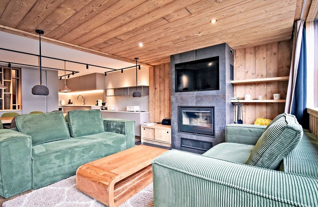 Family chalet for 12 with jacuzzi and ski-in/ski-out