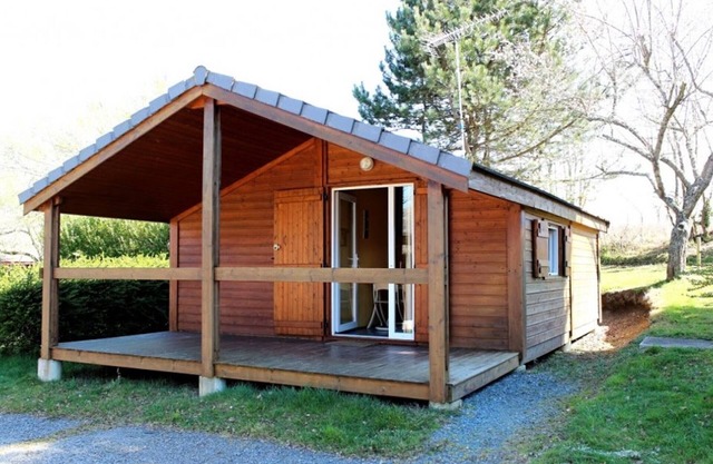 Family chalet with terrace and camping activities
