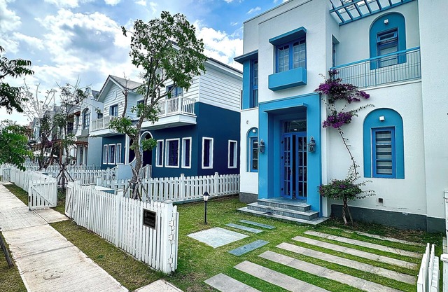 Family Comfort in Style – 4 Bedroom Santorini Villa Made for Togetherness