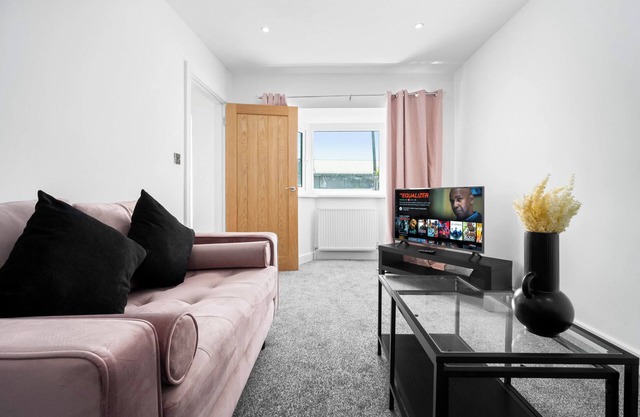 Family/Contractors 3 bed house/parking/sleeps 7