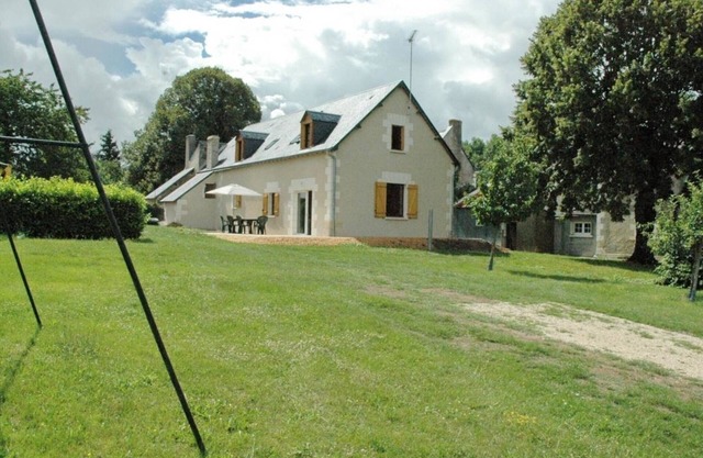 Family cottage near lake, 7 people, enclosed garden