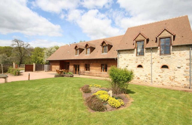 Family cottage with WiFi, pet-friendly amidst nature