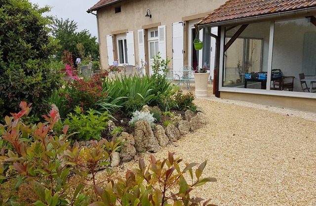 Family cottage with garden in the countryside of Cindré