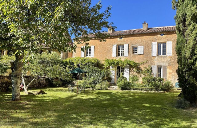 Family house in a village with swimming pool in Périgord, sleeps 12