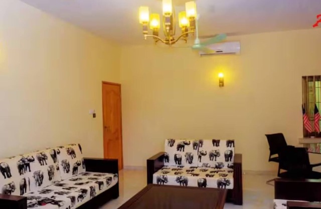 Family-friendly 3-bedroom apartment/WiFi, AC & Fishpond in charming Porto-Novo