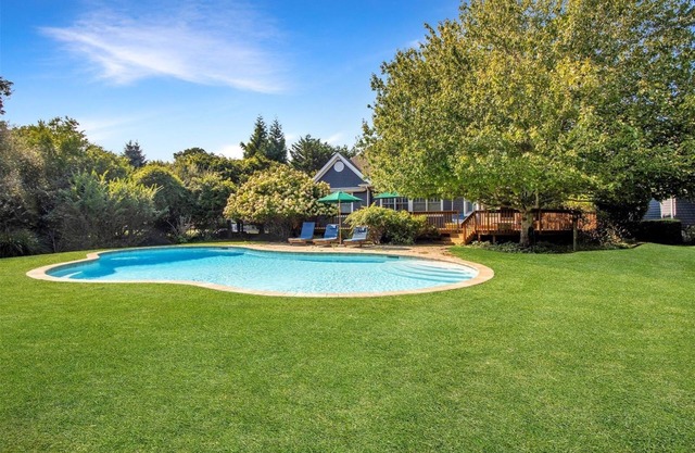 Family friendly 4 BR Greenport retreat w/Pool and Private Beach
