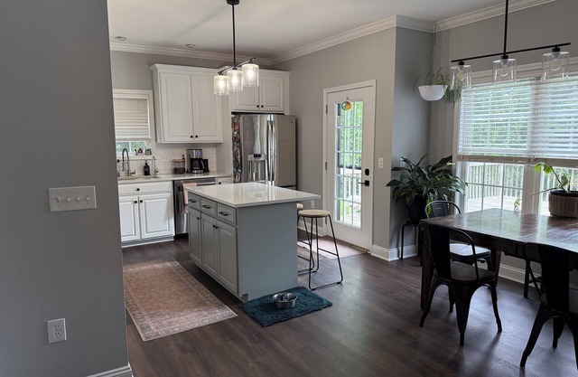 Family-Friendly 4 BR w.King Bed, EV Charger + Peloton + Mountain Views