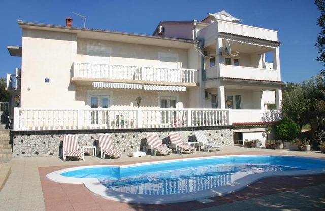 Family-friendly apartments with swimming pool Barbat, Rab - 4951