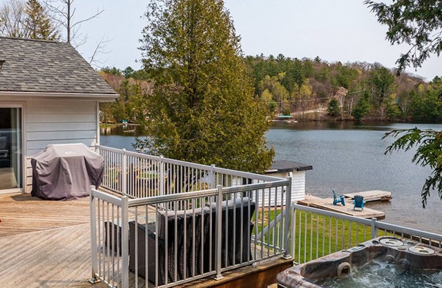 Family friendly cottage right on Lake of Bays! Pet-friendly with a hot tub
