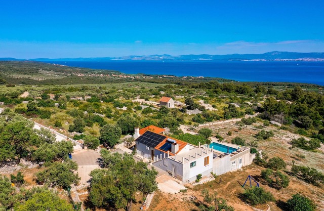 Family friendly house with a swimming pool Supetar, Brač (K-15280)