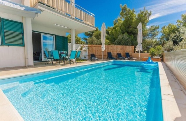 Family friendly house with a swimming pool Milna, Brač (K-24609)