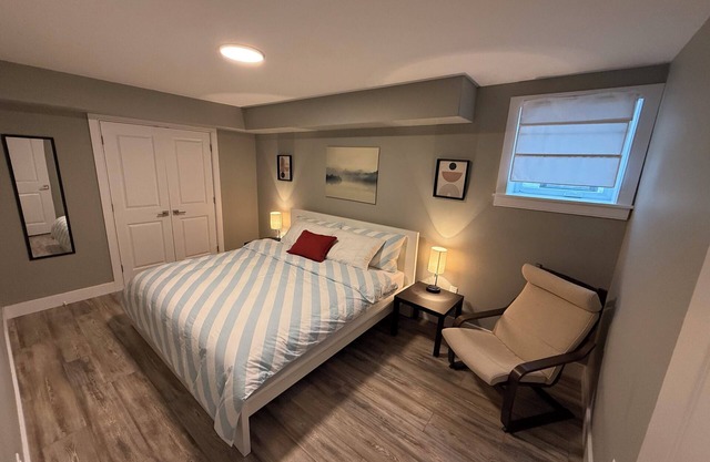 Family friendly king size bed+ sofa bed and rolling twin bed 15 min to downtown