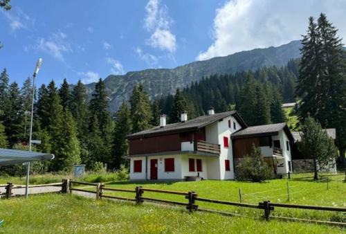 Family-Friendly Mörlialp Flat with Views