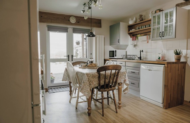 FAMILY FRIENDLY, PRIVATE AND SECURE. PEACEFUL. COUNTRY COTTAGE