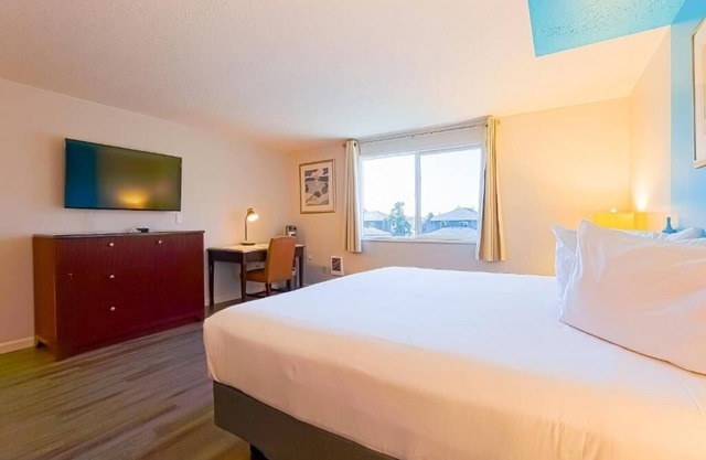 Family-Friendly Property Near Coast, Explore Seaside Promenade, Free Bikes