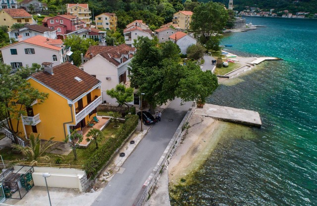 Family-friendly seafront apartment