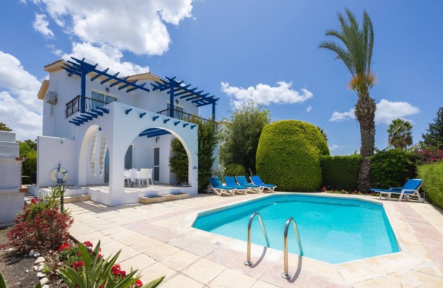 Family-Friendly Villa in Argaka, Sea Views – sleeps 6 , Private Pool, WiFi, Aircon