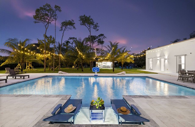 Family/Friends Getaway in The White House of Miami