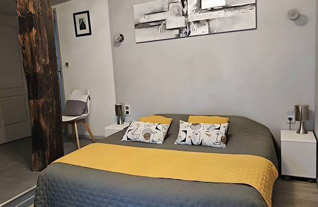 Family Guest Room Near Futuroscope – Breakfast Included, Shared Pool