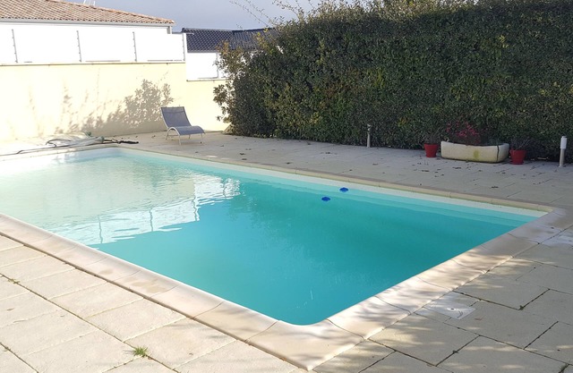 Family home, garden, heated pool, bicycles, pingpong 5' from the beach