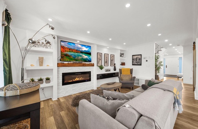 Family Home, sleeps 8-3bdrm-3bath-Parking-Wonderland-Private Back yard-Vaughan