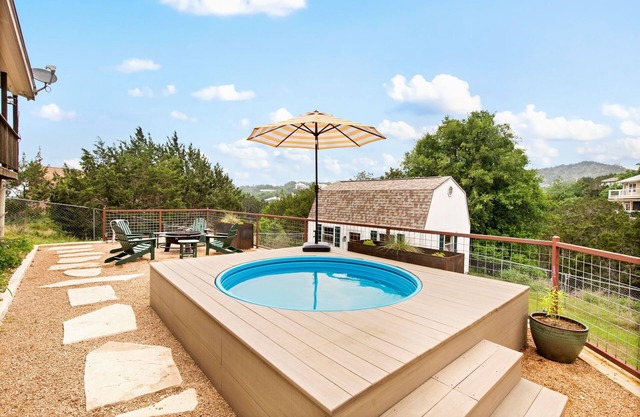 Family home w/lake access, heated stock tank pool, kayaks, kid + dog-friendly