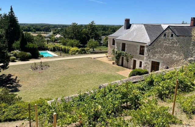 Family home with pool in Anjou