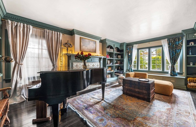 Family Home with Office & GuestSuite In Hancock Park